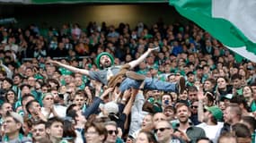 Des supporters stéphanois dans les tribunes de Geoffroy-Guichard face à Caen, le 27 avril 2024.