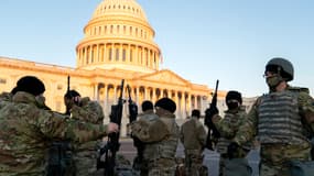 Des membres de la Garde nationale devant le Capitole, le 13 janvier.