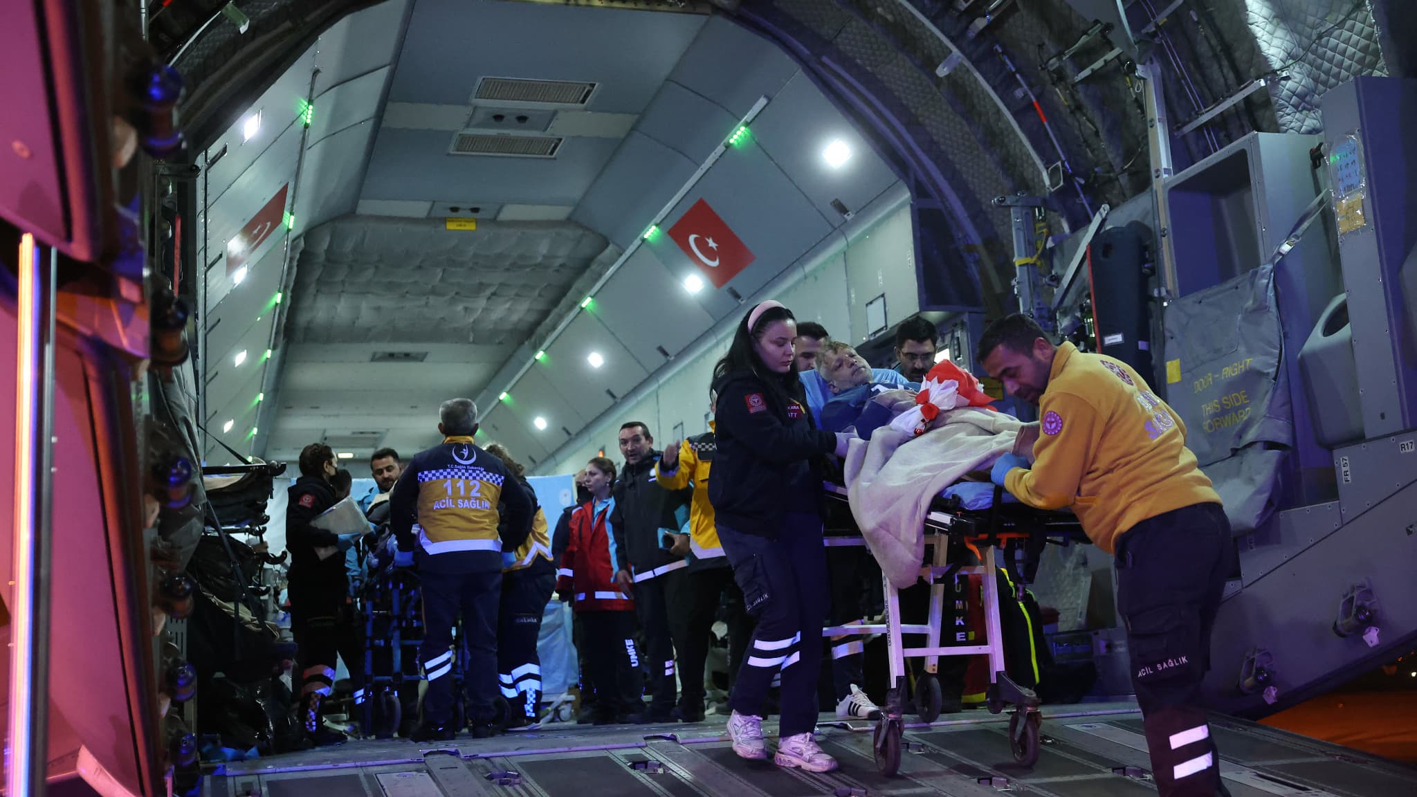 Des patients palestiniens atteints de cancer, qui avaient quitté Gaza pour l'Égypte, sont arrivés à l'aéroport Esenboga d'Ankara, en Turquie, le 16 novembre 2023.