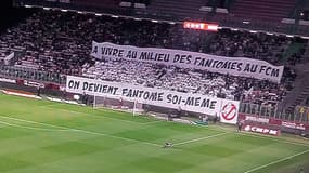 La tribune "fantôme" des ultras messins avant Metz-Lens au stade Saint-Symphorien