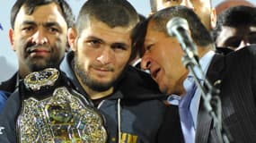 Khabib Nurmagomedov (à gauche) et son père Abdulmanap en octobre 2018