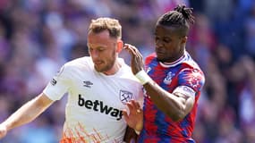 Vladimir Coufal au duel avec Wilfried Zaha, le 29 avril 2023