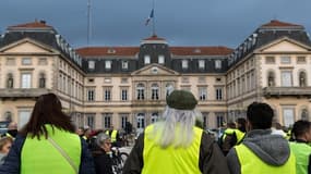 A la barre, le prévenu, qui a dit regretter son acte, a expliqué avoir été pris de colère après avoir été incommodé des gaz lacrymogènes.