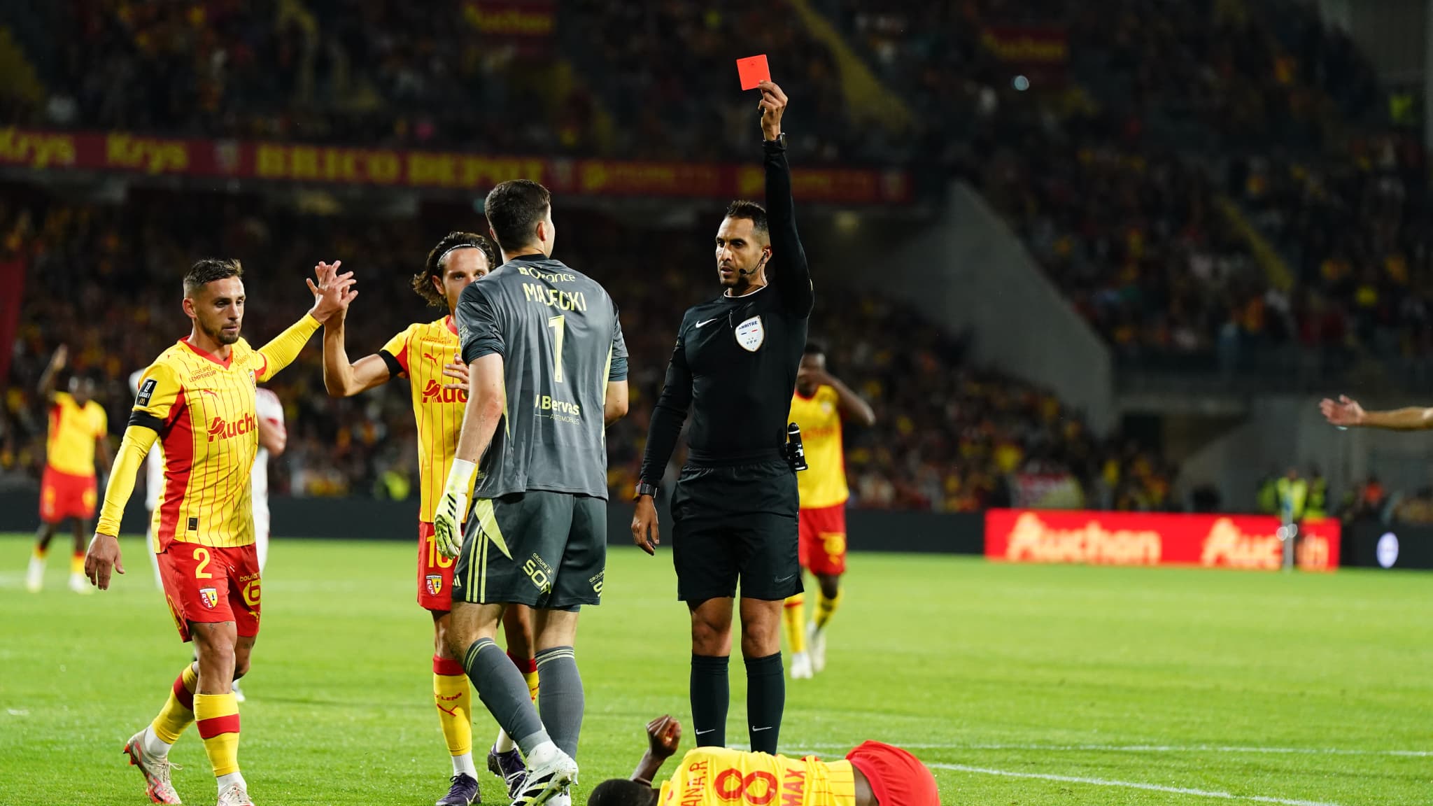 "IL NOUS TRAITE COMME DES CHIENS": KENNY LALA DÉZINGUE L'ARBITRE DE LENS-BREST