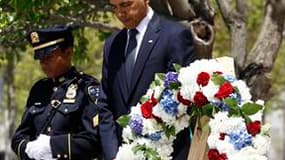 Barack Obama s'est recueilli jeudi sur le site de l'attentat du 11 septembre 2001, à New York, quelques jours après la mort d'Oussama ben Laden, chef de file d'Al Qaïda responsable de la mort de près de 3.000 personnes dans l'effondrement des tours jumell