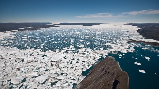 Photo non datée du fjord où Jakobshavn Isbrae rejette de la glace dans l'océan