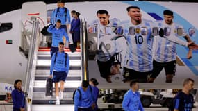 Les joueurs de la sélection argentine arrivent à Doha, dans la nuit du mercredi 16 au jeudi 17 novembre 2022