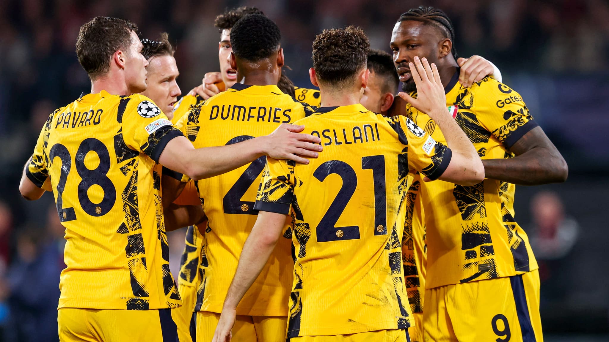 Les joueurs de l'Inter sur la pelouse du Feyenoord Rotterdam, le 5 mars 2025 en Ligue des champions