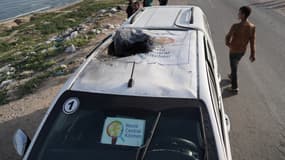 Une voiture de l'ONG World Central Kitchen touchée par une frappe à Deir Al-Balah, à Gaza, le 2 avril 2024