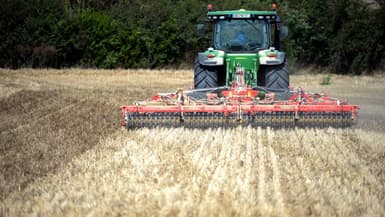 Un agriculteur dans un champ en Eure-et-Loir en août 2020 (photo d'illustration).