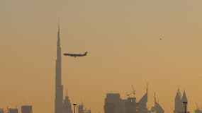 Un avion qui commence à atterrir à l'aéroport international de Dubaï, le 9 janvier 2021.