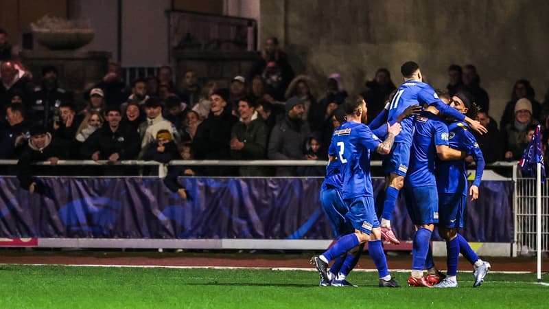 Avranches a refait le coup des tirs au but: l'exploit du club normand, qui élimine Brest avec un gardien héroïque et une course aux "saucisses"