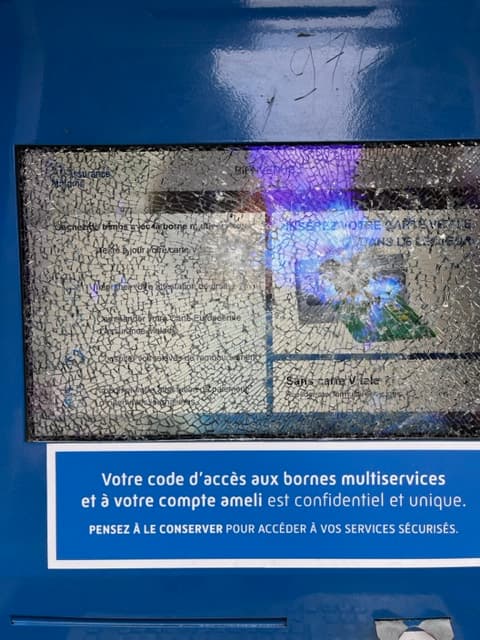La CPAM déplore la dégradation d'une borne multiservices de son agence située dans le 7e arrondissement.