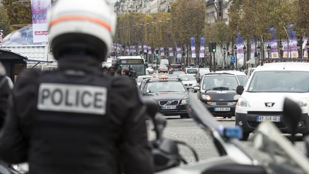 Des policiers surveillent les Champs-Elysées, ce lundi, à la recherche d'un suspect après des tirs à Libération et devant le siège de la Société Générale.
