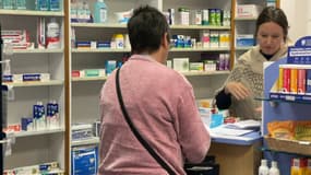 Une cliente à la pharmacie du Mercantour à Saint-Martin-Vésubie (Alpes-Maritimes), le jeudi 14 novembre 2024.