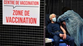 Un homme se fait vacciner le 2 mars 2021 à Garlan (France)