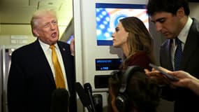 Le président américain Donald Trump s'adresse aux journalistes à bord d'Air Force One alors qu'il rentre à Washington, DC, le 4 janvier 2026.