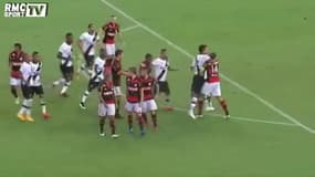 Un arbitre expulse quatre joueurs en… deux secondes