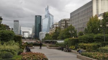 La filiale immobilière de l'assureur Axa a racheté la tour First, premier gratte-ciel de France devant la tour Montparnasse.