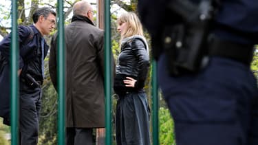 A droite, la mère de Fiona, Céline Bourgeon, s'entretenant avec le procureur de la République, Pierre Sennès, le 17 mai