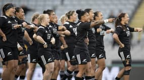 Les Black Ferns néo-zélandaises font le haka avant un test-match de rugby contre l'Australie le 17 août 2019 à Auckland, en Nouvelle-Zélande