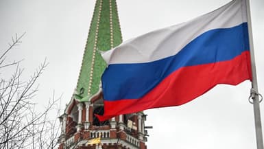 Le drapeau russe flottant devant un des tours du Kremlin à Moscou (Russie) le 26 février 2022.