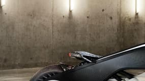 La selle est directement reliée au cadre de la moto, mais le corps de celle-ci est creux et BMW a fait disparaitre presque tous les câbles et articulations.
