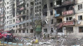 Un immeuble de Kiev touché par une frappe russe.