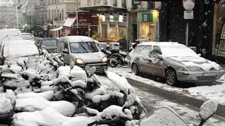 Dans les rues de Paris. Alors que la polémique enfle sur la gestion des routes et sur le manque d'anticipation des pouvoirs publics, le secrétaire d'Etat aux Transports, Thierry Mariani, a souligné vendredi le "bon travail" effectué par Météo France et le