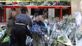 Des fleurs devant le lycée d'Arras où Dominique Bernard a été tué