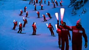 Des moniteurs de ski français participent à une descente aux flambeaux pour le 16 janvier 2021 dans la station de Chamrousse, en Isère, pour protester contre la décision du gouvernement de maintenir la fermeture des remontées mécaniques