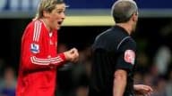 Le buteur de Liverpool en pleine discussion avec l'arbitre... un signe du manque de confiance qui habite aujourd'hui chaque joueur du club de la Mersey