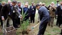 Nicolas Sarkozy, aux côtés de Bernadette Chirac, plante un arbre à Tra-le-Bos, à l'occasion d'une visite consacrée à l'industrie du bois. En panne de confiance dans les sondages, le chef de l'Etat s'est rendu jeudi en Corrèze, le département où son prédéc