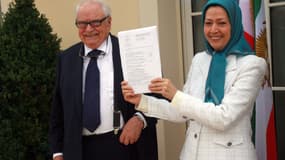 A l'issue du non-lieu, Me Henri Leclerc, président d'honneur de la Ligue des Droits de l'homme, félicite Maryam Radjavi, élue présidente de la République pour la période de transition par le Conseil national de la résistance iranienne.