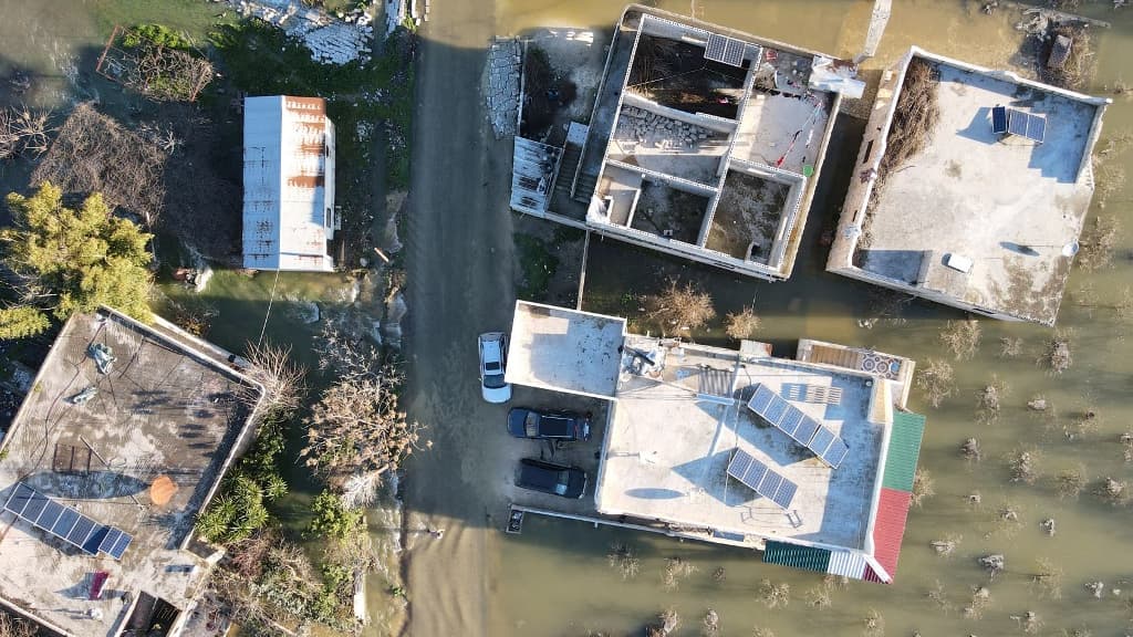 Le village de Tloul, en Syrie, inondé après la destruction d'un barrage par le séisme. Le village de Tloul, en Syrie, inondé après la destruction d'un barrage par le séisme.