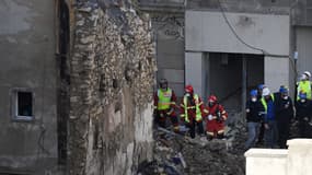 Les secours dans les décombres des immeubles effondrés de la rue de Tivoli, le 10 avril 2023. 