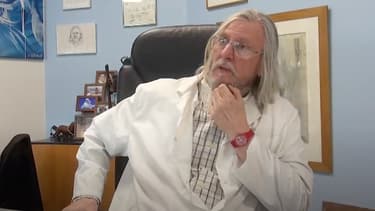 Le professeur Didier Raoult dans son bureau à l'IHU de Marseille.