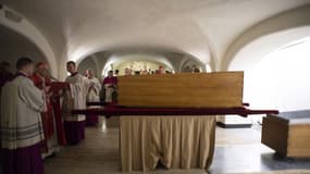 Ultime rite autour du cercueil de Benoît XVI dans les grottes du Vatican. 