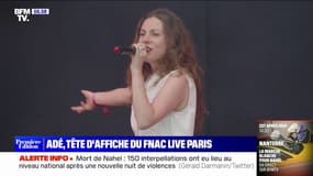 La chanteuse Adé sur la scène du Fnac Live 