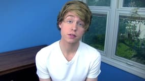 Austin Jones a reconnu avoir déjà demandé à des fans de lui envoyer des photos dénudées