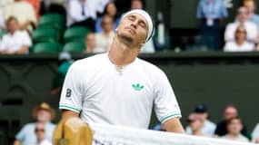 Alexander Zverev désabusé lors de sa défaite contre Arthur Rinderknech (7-6, 6-7, 6-3, 6-7, 6-4) au 1er tour de Wimbledon, le 1er juillet 2025
