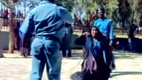 Cette vidéo d'une femme fouettée au Soudan par deux hommes en uniforme fait polémique dans le pays, où 52 personnes ont été arrêtées hier avant une manifestation de soutien.
