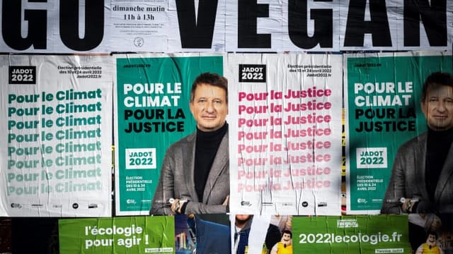 Des affiches électorales du candidat écologiste à la présidentielle Yannick Jadot, à Toulouse, le 22 janvier 2022