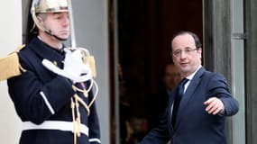 François Hollande, ici sur le perron de l'Elysée, se rend madi 19 février en Grèce