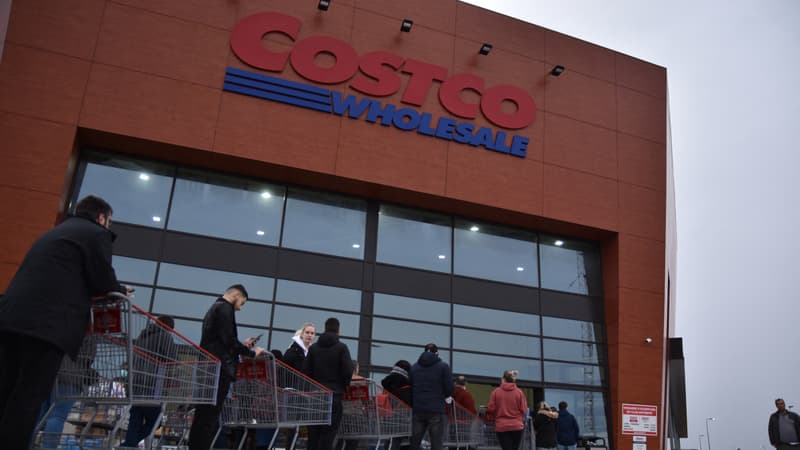Plutôt que de visiter le Louvre, ces touristes américains en France préfèrent aller chez Costco pour voir si le hot-dog est différent