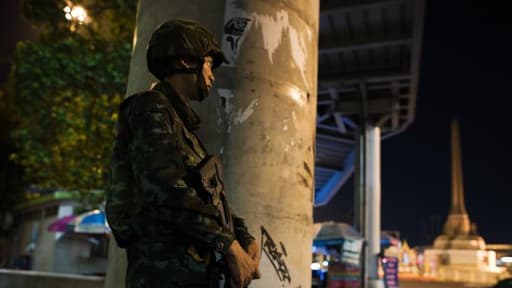A Bangkok, un soldat thailandais fait la garde le 25 mai lors du couvre-feu, levé vendredi par la junte.