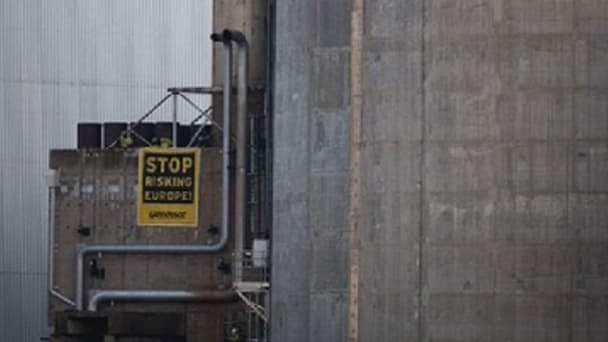 La banderole déployée par des militants de Greenpeace qui se sont introduits dans la centrale de Fessenheim, le 18 mars 2014.