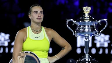 Aryna Sabalenka avec son trophée de finaliste de l'Open d'Australie, le 24 janvier 2025.