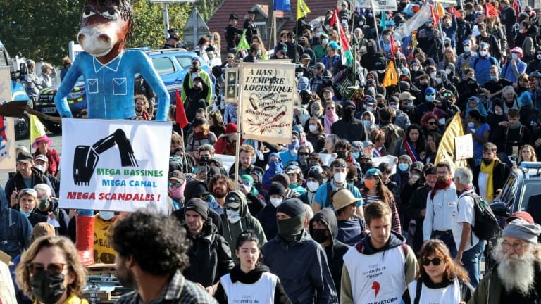 "UN PROJET NUISIBLE", "DU SIÈCLE PASSÉ": UN MILLIER D'OPPOSANTS DÉFILENT CONTRE LE CANAL SEINE-NORD EUROPE