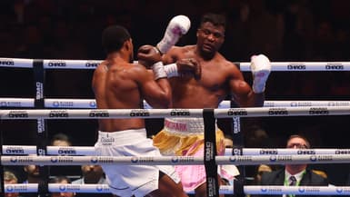 Francis Ngannou face à Anthony Joshua, à Riyad le 8 mars 2024